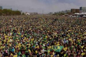 Foto Publico ouve enquanto bolsonaro fala 7 de setembro