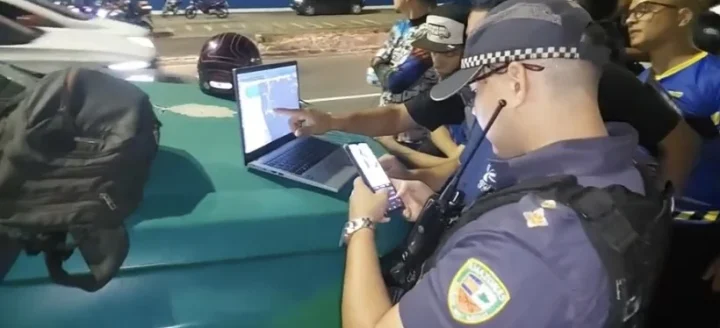 Homens armados assaltam onibus e ferem quatro passageiros