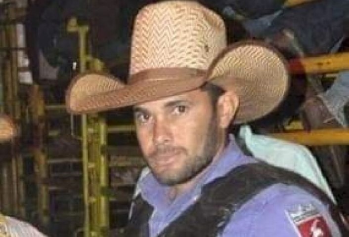 Peao de Junqueiropolis morre pisoteado por touro em rodeio