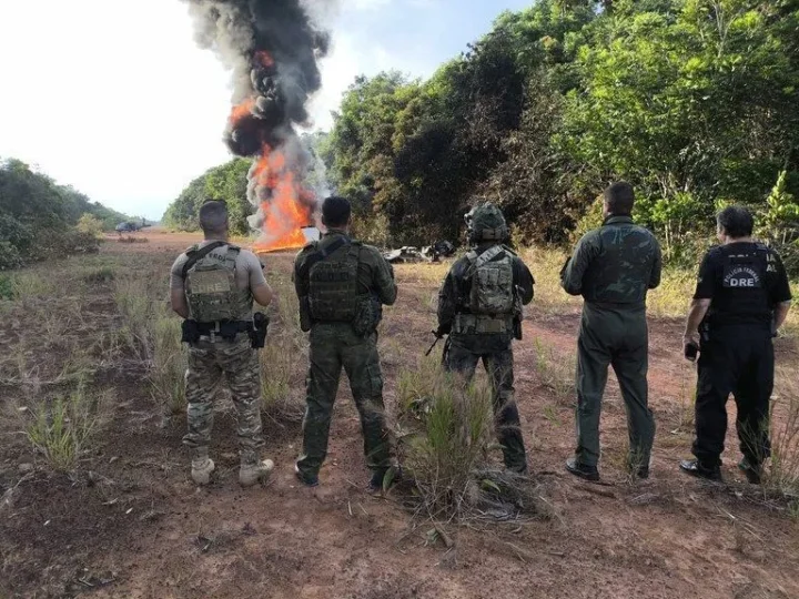Traficantes incendeiam aviao que levava drogas apos policia descobrir pista clandestina no AM 2