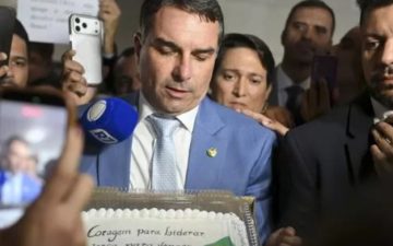 Flávio Bolsonaro avalia recuo de pré-candidatura após crise política, dizem bastidores