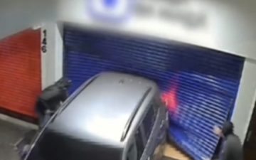 Ladrões usam carro para arrombar loja em Teresópolis, no Rio de Janeiro