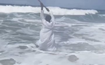 Falso ‘profeta’ tenta abrir o mar como Moisés, mas acaba arrastado pelas ondas