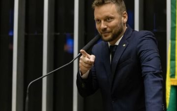 Votação da PEC 6×1 é suspensa após deputado do PL pedir vista