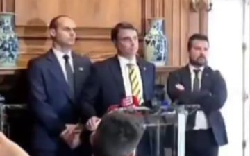 Flávio Bolsonaro comete gafe em coletiva após encontro com Trump nos EUA
