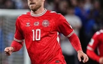 Cinco anos após parada cardíaca, Eriksen volta a ser socorrido em campo