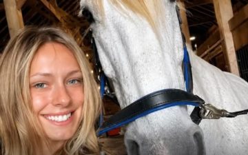 Amante de cavalos morre após acidente trágico durante salto nos EUA
