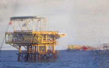 PETRÓLEO CAI E PODE ALIVIAR O BOLSO DOS BRASILEIROS