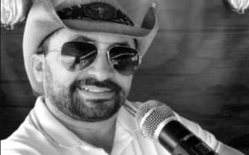 Cantor de 37 anos morre em grave acidente horas após show