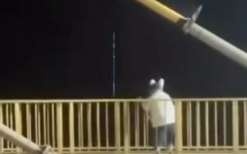 Mulher é socorrida por populares na Ponte Rio Negro em Manaus