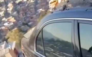 Adolescente pega carro escondido da mãe e veículo fica pendurado sobre casas