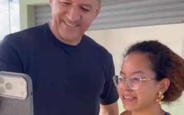 Prefeito Renato Junior garante box comercial para vendedora de açaí em Manaus