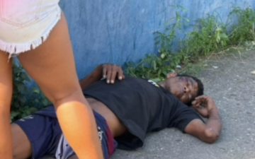 Ladrão de fios se finge de morto após ser capturado por moradores em Manaus