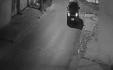 Criminosos derrubam portão com carro e invadem casa de policial militar em Manaus