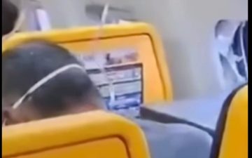 Passageiro é parcialmente sugado para fora de avião após janela se romper durante voo