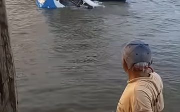 Ônibus com passageiros cai em rio após perder os freios no Pará