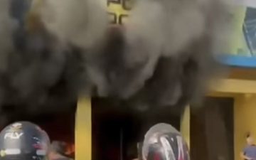 Incêndio de grandes proporções atinge loja de som automotivo na Zona Norte de Manaus