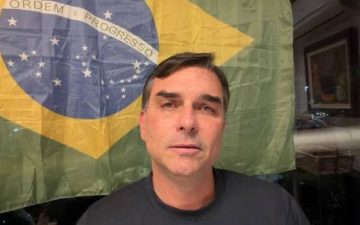 Flávio Bolsonaro anuncia IA para apoiar mulheres e oferecer ajuda em casos de violência doméstica