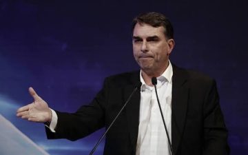 Caiado ironiza Flávio Bolsonaro após declaração sobre urnas