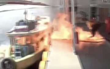Barco explode durante abastecimento e pega fogo em Barcelos, no interior do Amazonas