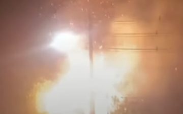 Incêndio de grandes proporções atinge área de mata na Avenida Torquato Tapajós, em Manaus