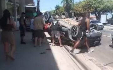 Acidente envolvendo três carros deixa um veículo capotado no Japiim, em Manaus