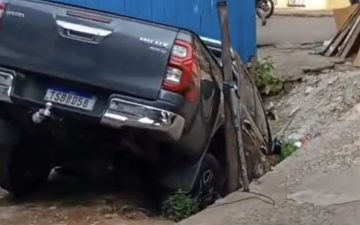Tentativa de fuga termina com carro dentro de igarapé no Alvorada