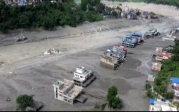 Enxurrada devastadora mata dezenas e varre vilas no Nepal