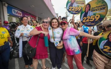 Professora Maria defende empreendedorismo durante caminhada em Manaus