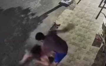 Homem é flagrado agredindo ex-companheira e ex-sogra em via pública no RN