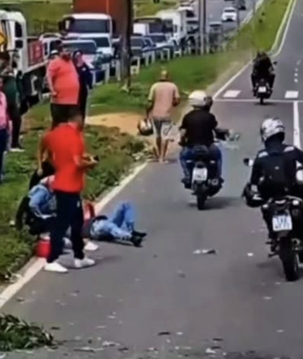 Árvore derrubada por retroescavadeira atinge casal de moto em avenida de Manaus