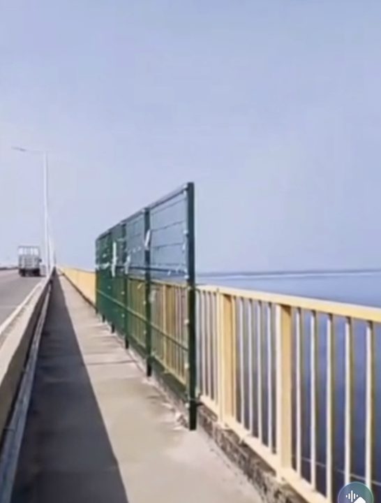 Fitas e homenagens na Ponte Rio Negro lembram vidas perdidas e emocionam quem passa pelo local