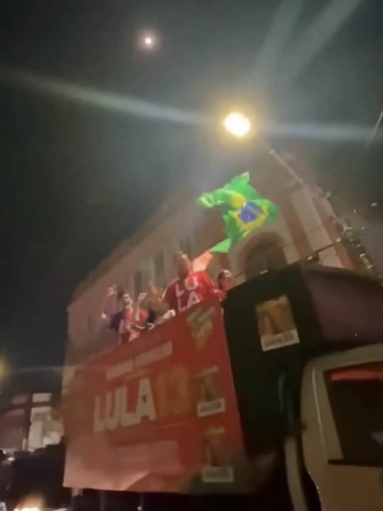 Apoiadores de Lula comemoram vitória presidencial no Centro de Manaus